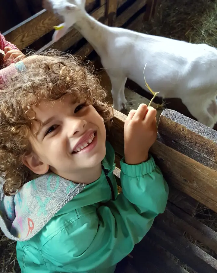 Enfant souriant en colonie de vacances
